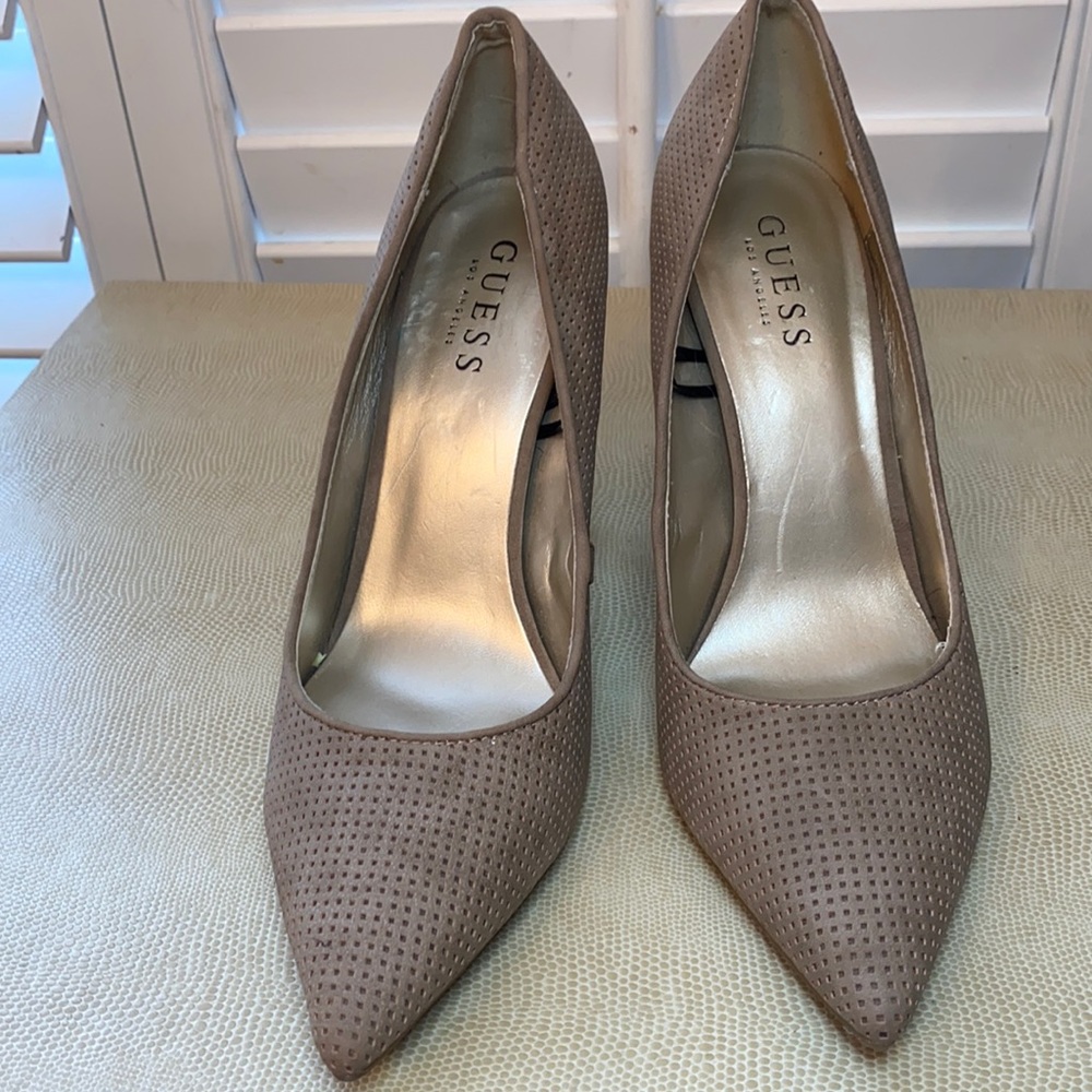 Guess Pumps